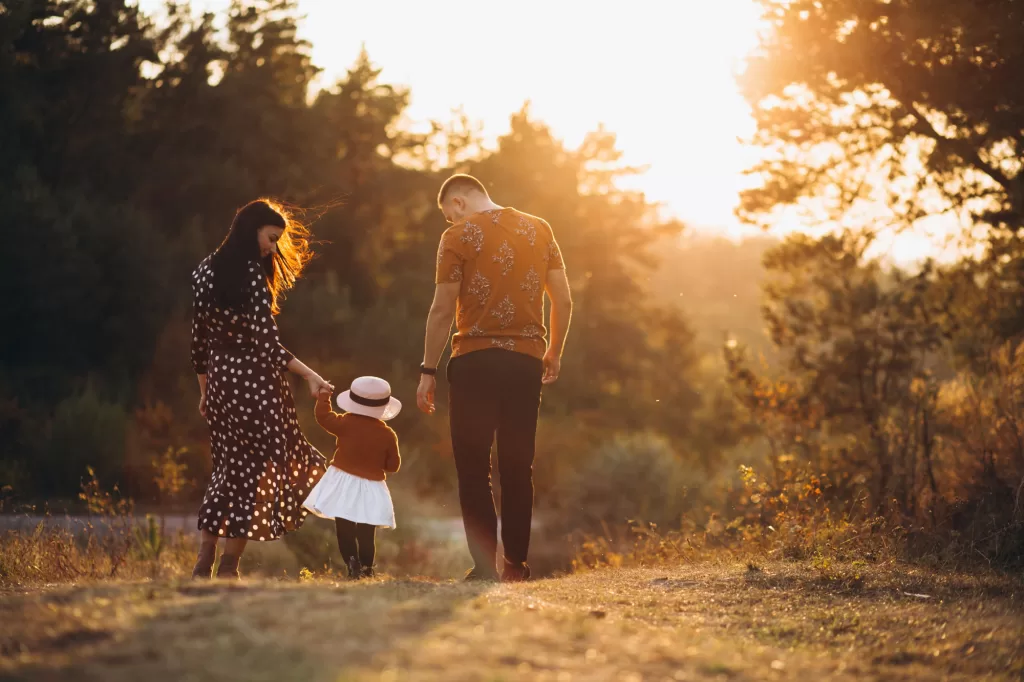 A small child with her parents-FashionHPP